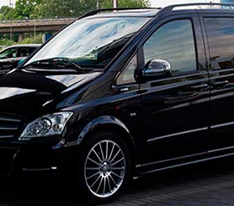 Van ejecutiva negra estacionada, servicio de alquiler de vans premium para traslados corporativos y empresariales.